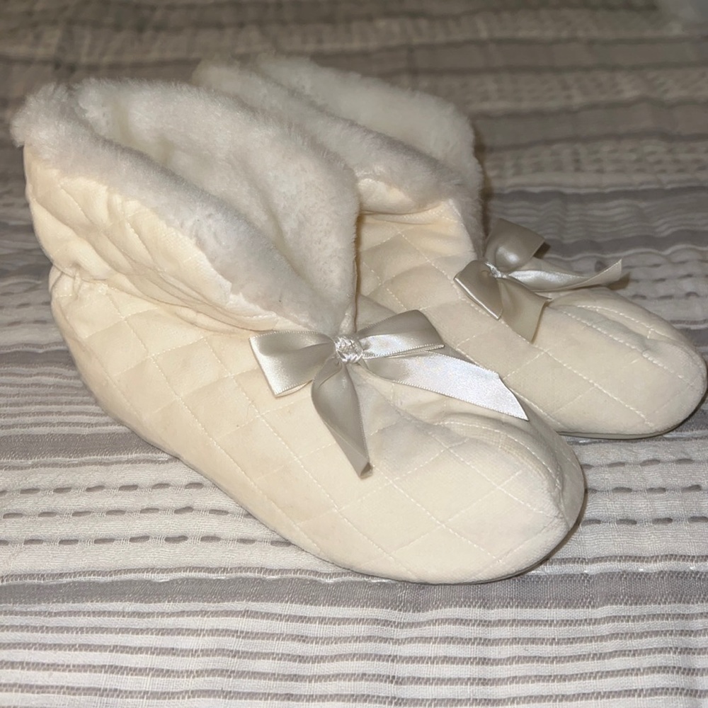 Like New; Ivory DearFoams; Size 5-6; Machine washable; worn twice in house - Picture 5 of 5